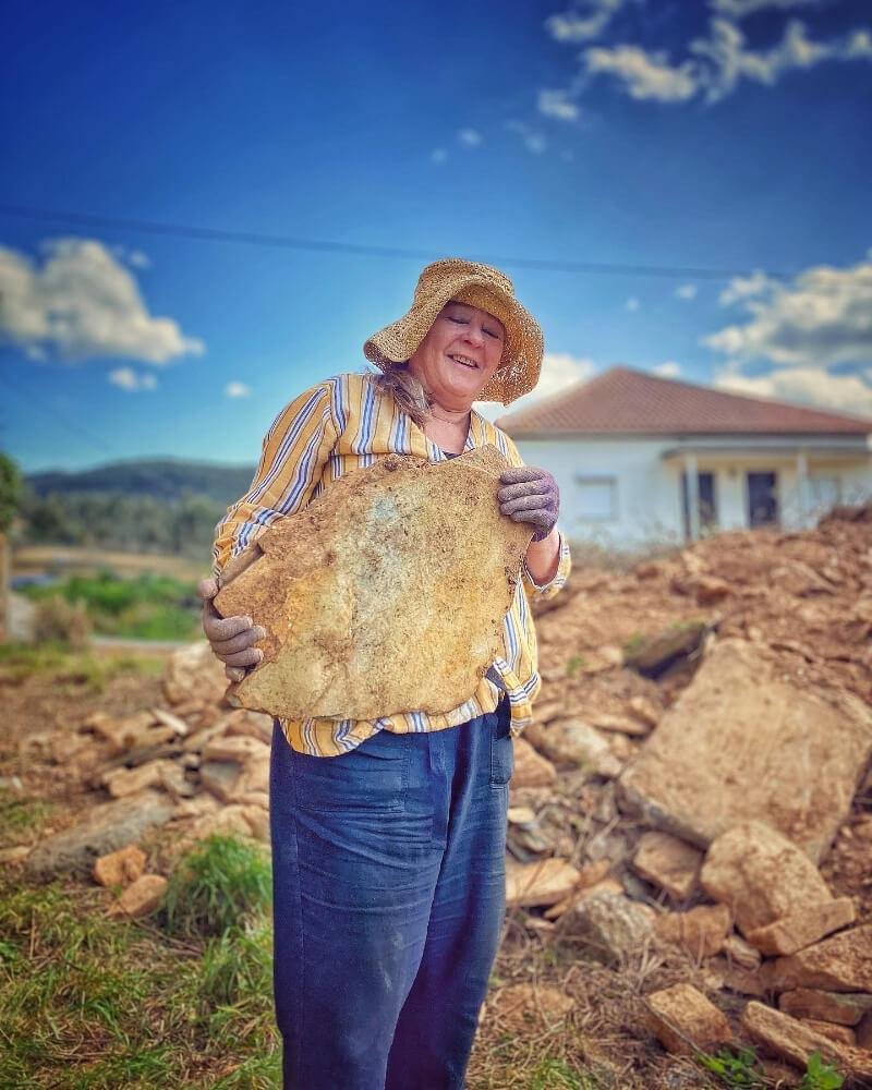 Earth Moving - Julie clearing rocks at a nossa Casa Grande