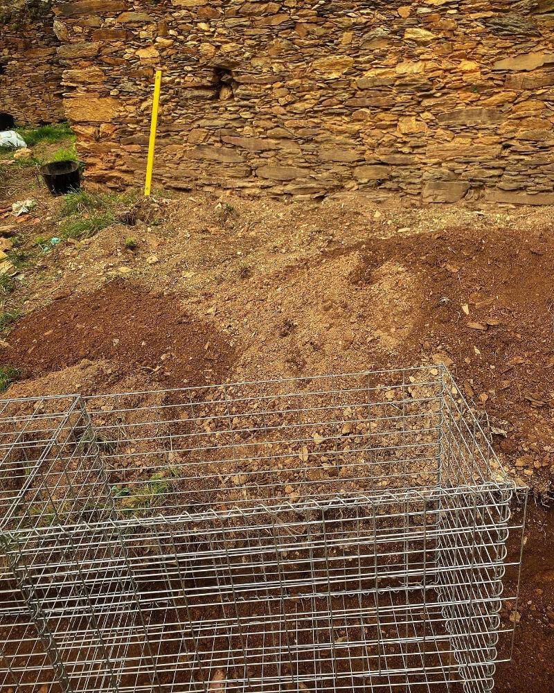 Levelling the gabion basket