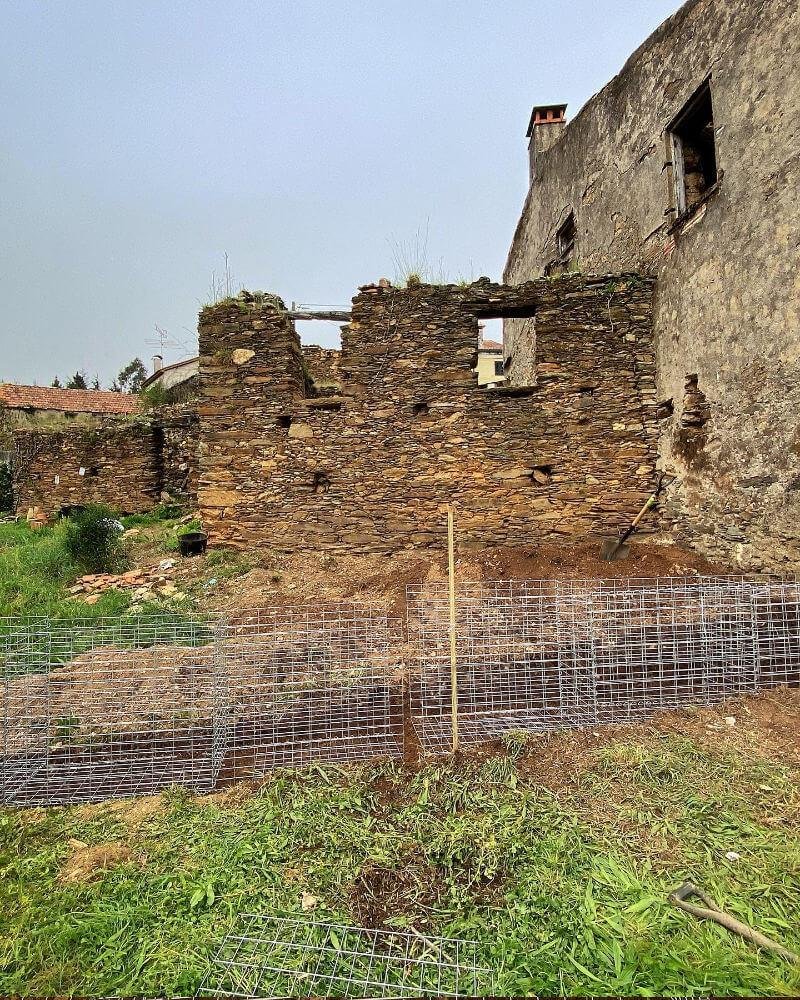 Gabion wall building finding it's levels