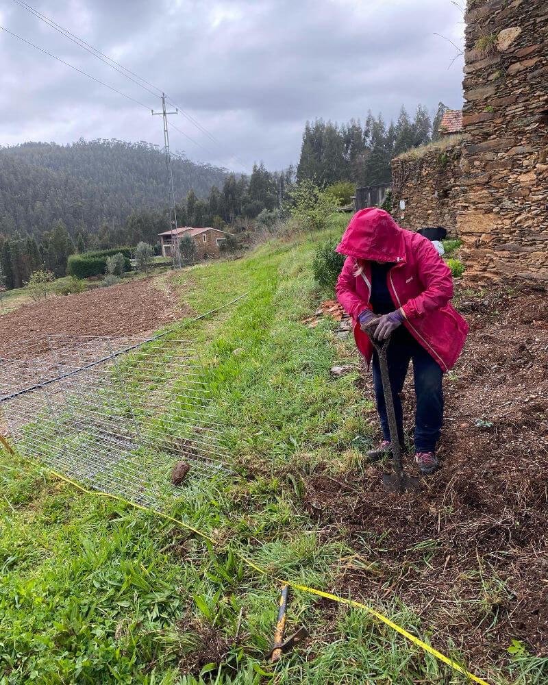 Rain or shine, the gabions walls must be built