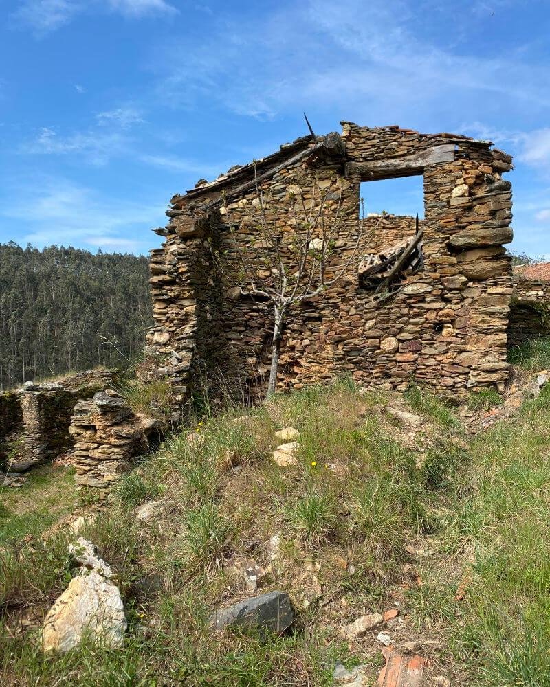 The barn ruin fro the collapsed end